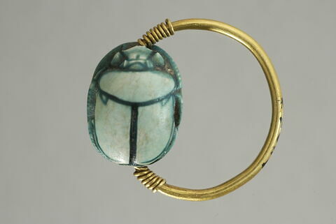 bague à chaton mobile ; bague à chaton cerclé ; bague en anneau à extrémités enroulées ; bague en anneau mince ; scarabée, image 2/2