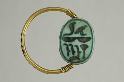 bague à chaton mobile ; bague à chaton cerclé ; bague en anneau à extrémités enroulées ; bague en anneau mince ; scarabée