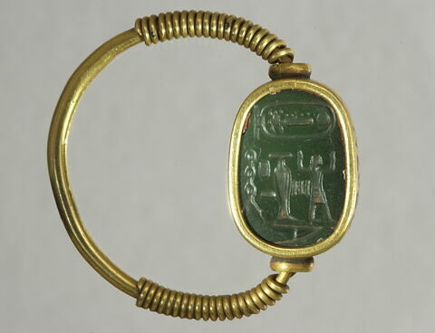 bague à chaton mobile ; bague à chaton cerclé ; bague en anneau à extrémités enroulées ; bague en anneau mince ; scarabée