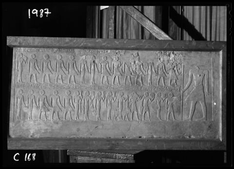 stèle rectangulaire ; relief mural, image 3/4