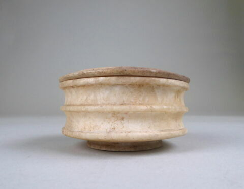 coupe cylindrique cerclée ; boîte  ; couvercle de vase, image 8/11