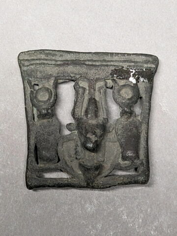 amulette ; pectoral en naos