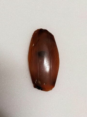 amulette ; perle en demi olive