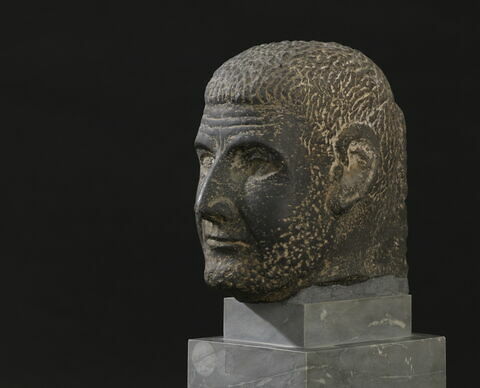 statue, image 2/12