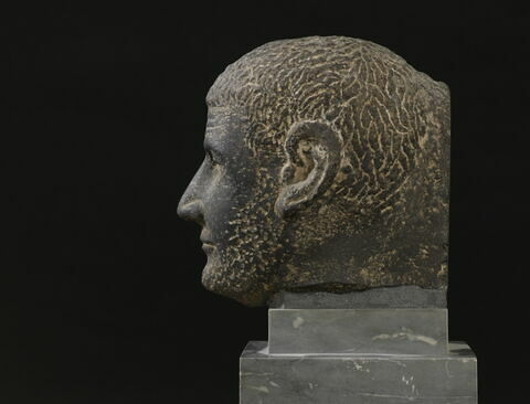statue, image 3/12