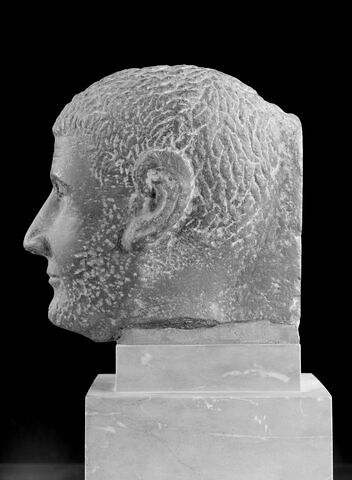 statue, image 9/12