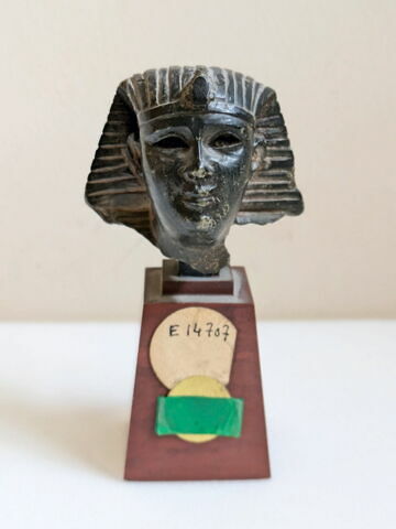 statue, image 2/5