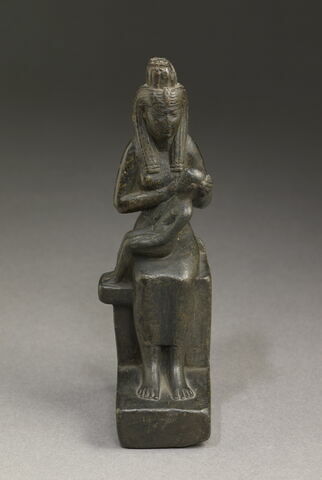 figurine d'Isis allaitant, image 2/4