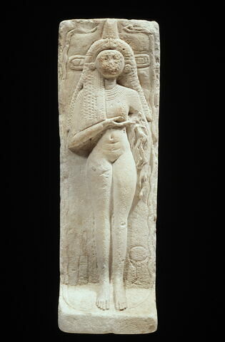 figurine féminine couchée ; statue