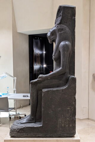 statue, image 3/10