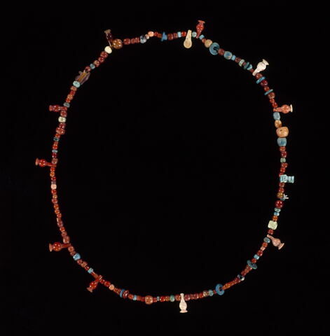 collier à pendentif ; amulette ; perle rondelle ; perle globulaire ; perle irrégulière ; perle en pavot, image 3/6