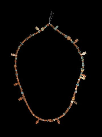 collier à pendentif ; amulette ; perle rondelle ; perle globulaire ; perle irrégulière ; perle en pavot