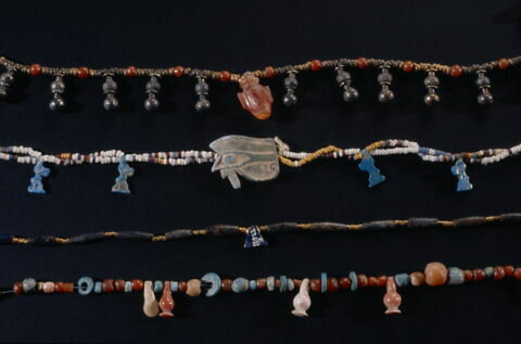 collier à pendentif ; amulette ; perle rondelle ; perle globulaire ; perle irrégulière ; perle en pavot, image 6/6