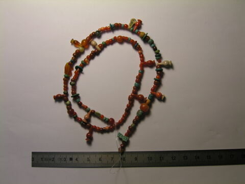 collier à pendentif ; amulette ; perle rondelle ; perle globulaire ; perle irrégulière ; perle en pavot, image 2/6