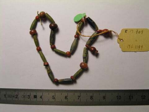 collier ; perle fusiforme ; perle globulaire ; perle rondelle ; perle en pavot
