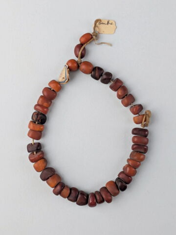 collier ; perle rondelle ; perle irrégulière