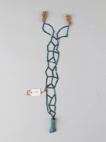 collier à pendentif  ; résille ; perle tubulaire ; serviteur funéraire
