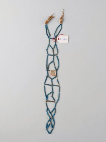 collier à pendentif  ; résille ; perle tubulaire