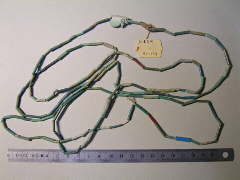 collier à pendentif ; amulette ; perle tubulaire