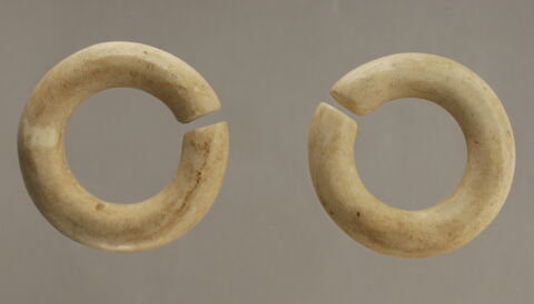 boucle d'oreille en anneau coupé