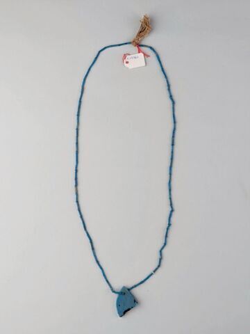 collier à pendentif ; perle tubulaire ; perle rondelle ; aile de scarabée funéraire