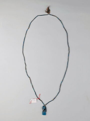 collier à pendentif ; perle tubulaire ; perle cylindrique annelée ; serviteur funéraire