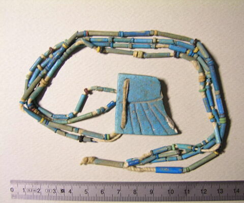 collier à pendentif ; collier à 2 rangs ; perle tubulaire ; perle rondelle ; aile de scarabée funéraire