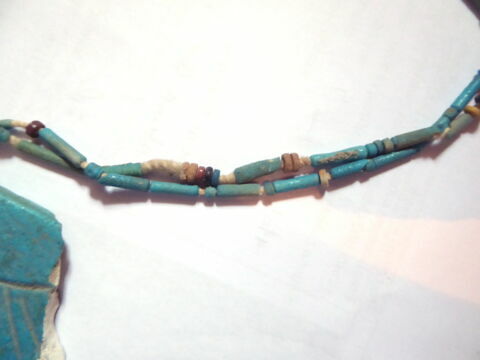 collier à pendentif ; collier à 2 rangs ; perle tubulaire ; perle rondelle ; aile de scarabée funéraire, image 3/3