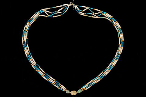 collier ; perle ; scarabée