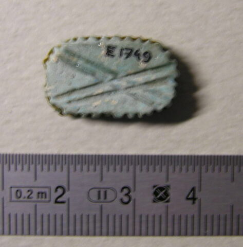 perle en pastille ovale dentelée ; amulette