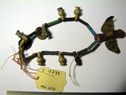 collier à pendentif ; perle tubulaire ; perle en pavot