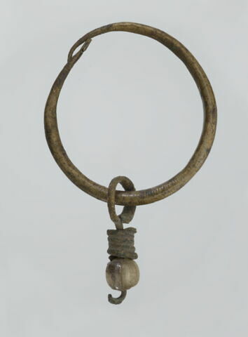boucle d'oreille en anneau à pendentif ; perle