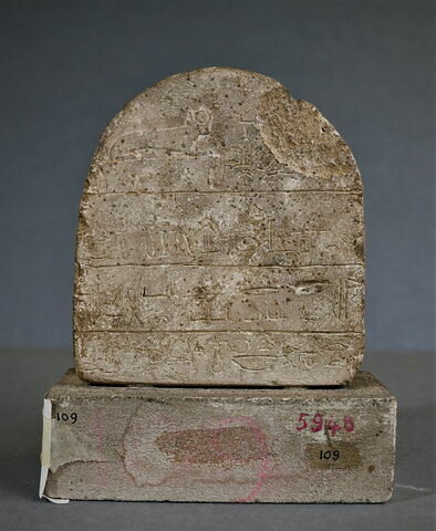 stèle cintrée ; stèle biface, image 2/2