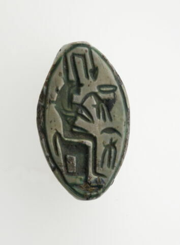 scaraboïde ; perle en demi olive, image 2/2