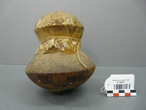 jarre biconique ; vase miniature ; couvercle de vase ; avec contenu