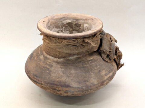 jarre biconique ; avec contenu