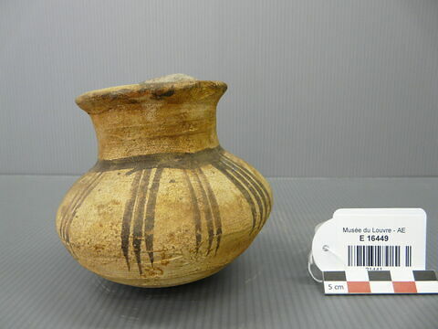 jarre biconique ; vase miniature ; couvercle de vase ; avec contenu