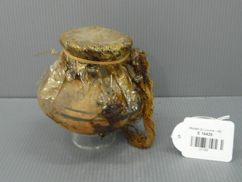 jarre biconique ; vase miniature ; avec contenu