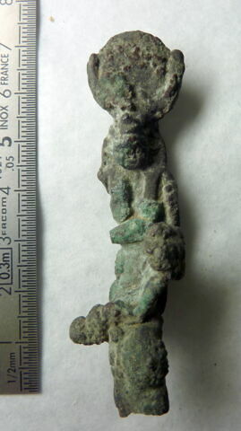 figurine d'Isis allaitant