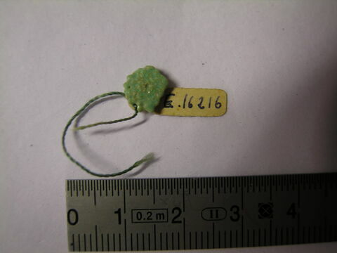 perle en pastille ovale dentelée ; amulette
