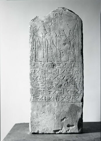 stèle cintrée ; stèle de donation, image 2/3