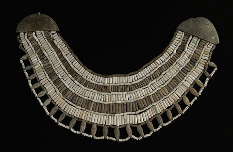 collier ; fermoir  ; perle mouche  ; perle cylindrique  ; perle rondelle, image 2/2