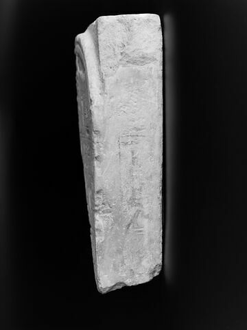 stèle cintrée  ; statue stéléphore, image 4/5