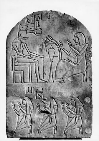stèle cintrée, image 2/2