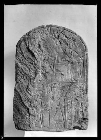 stèle cintrée ; stèle à deux registres, image 2/2