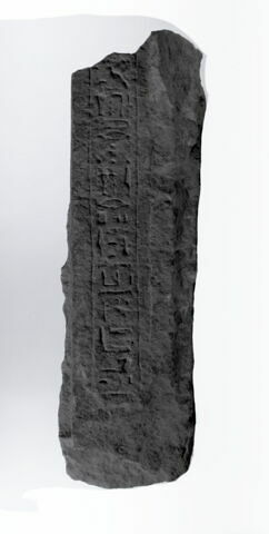 stèle rectangulaire à corniche