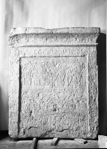 stèle rectangulaire à corniche, image 6/6