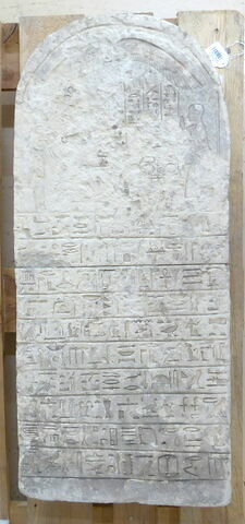 stèle cintrée  ; stèle à un registre, image 2/2