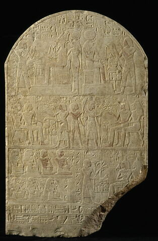 stèle cintrée ; stèle à trois registres, image 3/3
