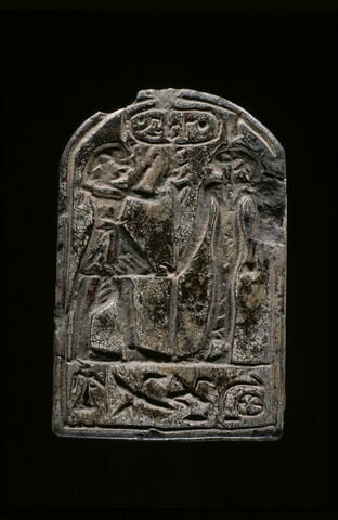 stèle cintrée ; stèle biface ; stèle miniature ; amulette, image 3/6
